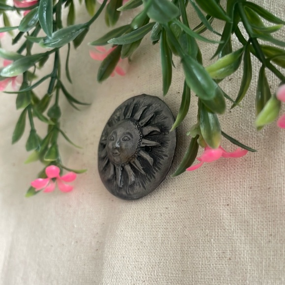VINTAGE Pewter Smiling Sun Face Brooch! - Picture 5 of 7